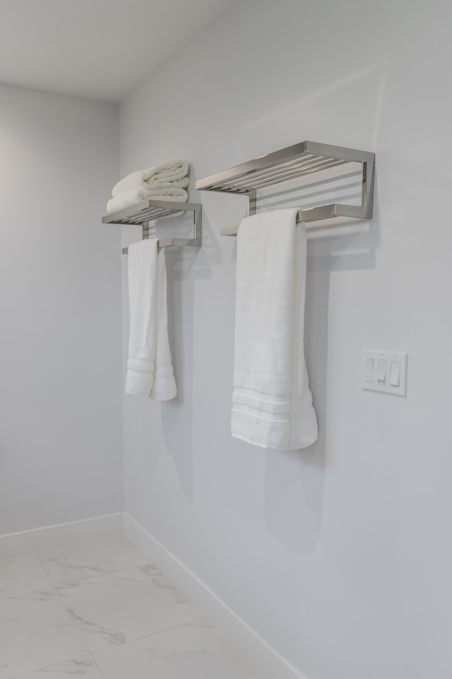 Bild på ett stort funkis grå grått en-suite badrum, med skåp i shakerstil, vita skåp, en dubbeldusch, en toalettstol med separat cisternkåpa, grå kakel, stenhäll, grå väggar, klinkergolv i keramik, ett avlångt handfat, grått golv och dusch med gångjärnsdörr