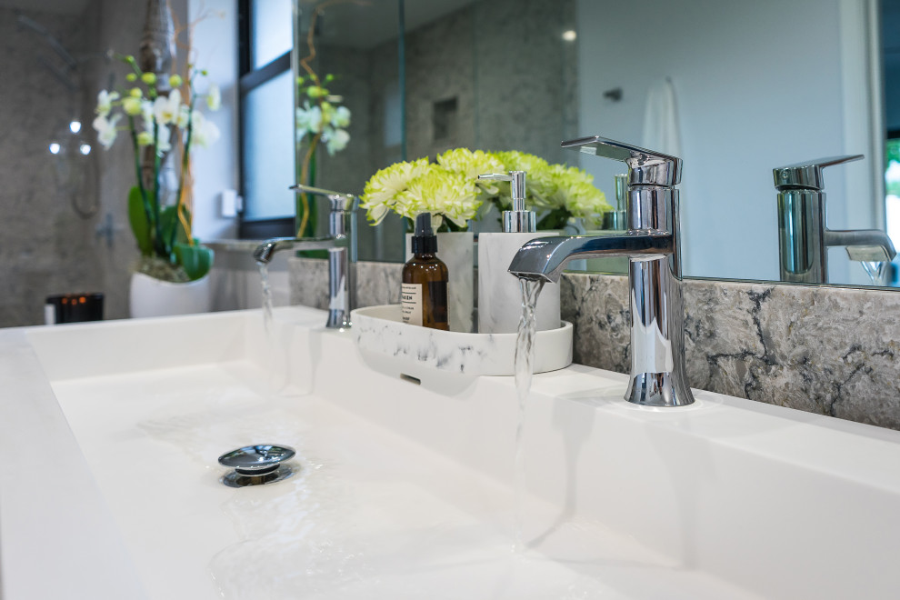 Exempel på ett stort modernt grå grått en-suite badrum, med skåp i shakerstil, vita skåp, en dubbeldusch, en toalettstol med separat cisternkåpa, grå kakel, stenhäll, grå väggar, klinkergolv i keramik, ett avlångt handfat, grått golv och dusch med gångjärnsdörr