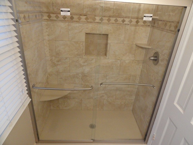 Foto di una piccola stanza da bagno con doccia moderna con doccia alcova, piastrelle beige, piastrelle in ceramica e pavimento con piastrelle in ceramica