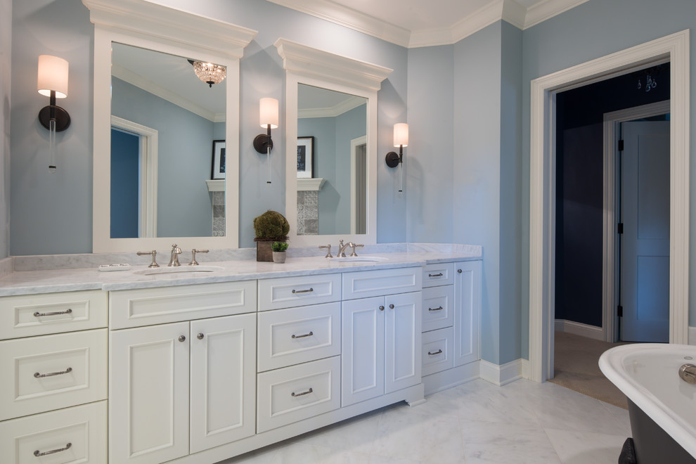 Foto di una stanza da bagno padronale chic di medie dimensioni con ante lisce, ante bianche, pareti blu, pavimento in marmo, lavabo integrato, top in marmo e pavimento bianco