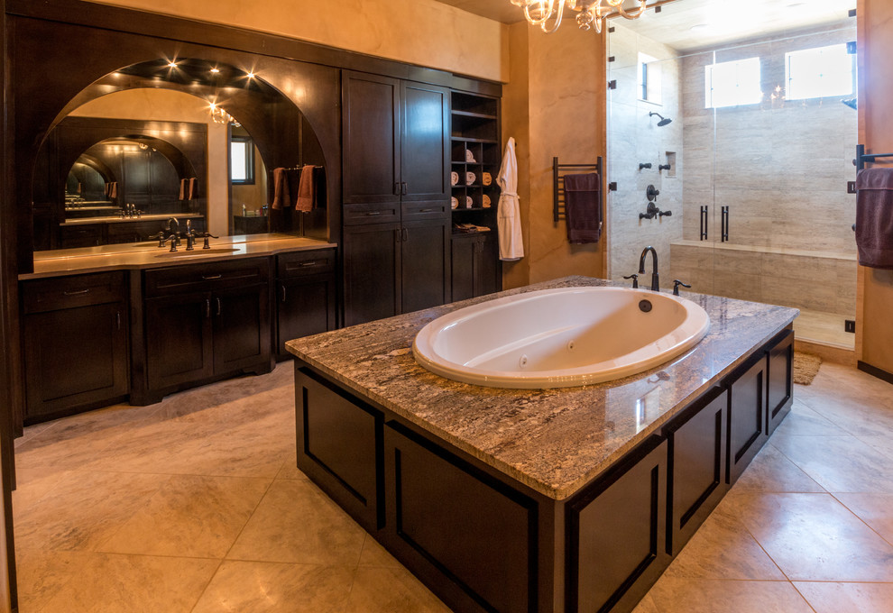 Immagine di una grande stanza da bagno padronale chic con lavabo sospeso, top in quarzo composito, vasca da incasso, doccia doppia e pavimento in travertino