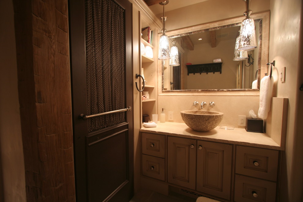 Foto på ett mellanstort vintage badrum med dusch, med luckor med upphöjd panel, beige kakel, beige väggar, ett fristående handfat, skåp i slitet trä och bänkskiva i täljsten