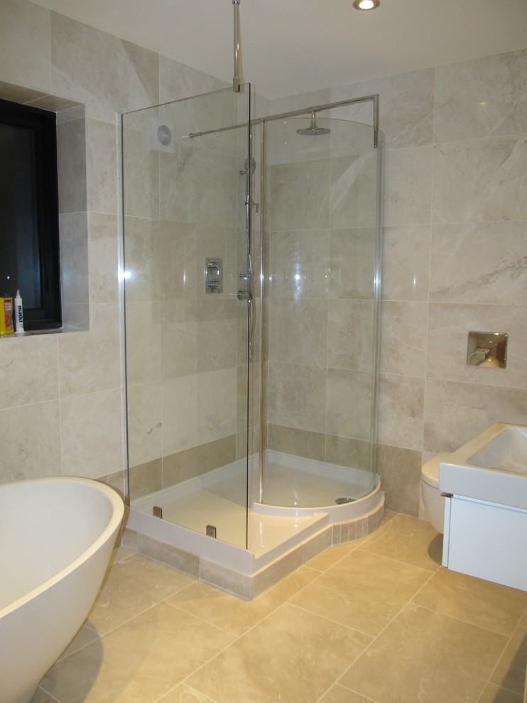 Стильный дизайн: ванная комната в стиле кантри с отдельно стоящей ванной, открытым душем, инсталляцией, каменной плиткой, полом из травертина и подвесной раковиной - последний тренд
