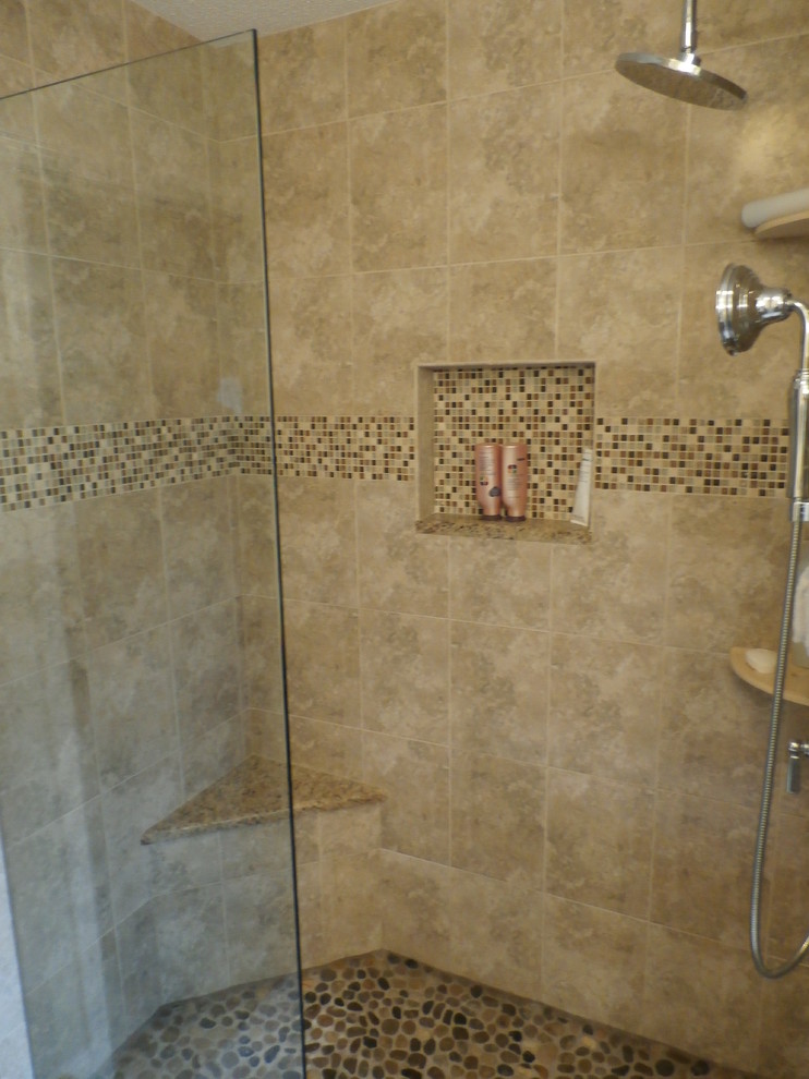 Exempel på ett mellanstort klassiskt badrum, med en dusch i en alkov, beige kakel, dusch med gångjärnsdörr, porslinskakel, klinkergolv i småsten och flerfärgat golv