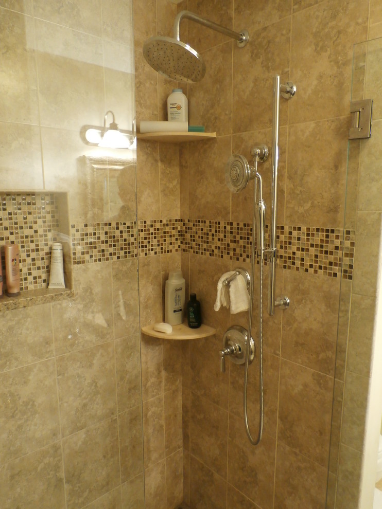 Пример оригинального дизайна: ванная комната среднего размера в классическом стиле с душем в нише, бежевой плиткой, керамогранитной плиткой, полом из галечной плитки, разноцветным полом и душем с распашными дверями