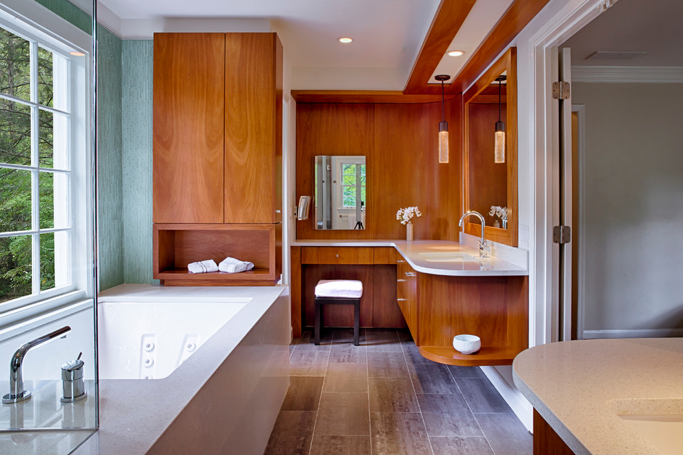 Immagine di una stanza da bagno padronale chic di medie dimensioni con lavabo sottopiano, ante lisce, ante in legno scuro e vasca sottopiano
