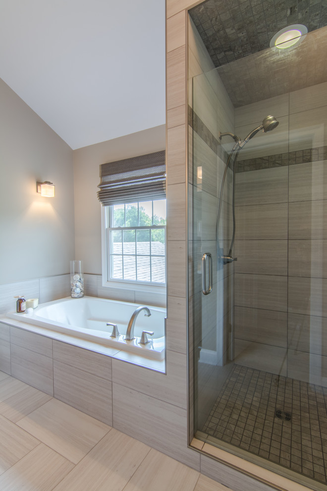 На фото: большая главная ванная комната в классическом стиле с накладной ванной, душем в нише, серыми стенами, врезной раковиной, серым полом и душем с распашными дверями с