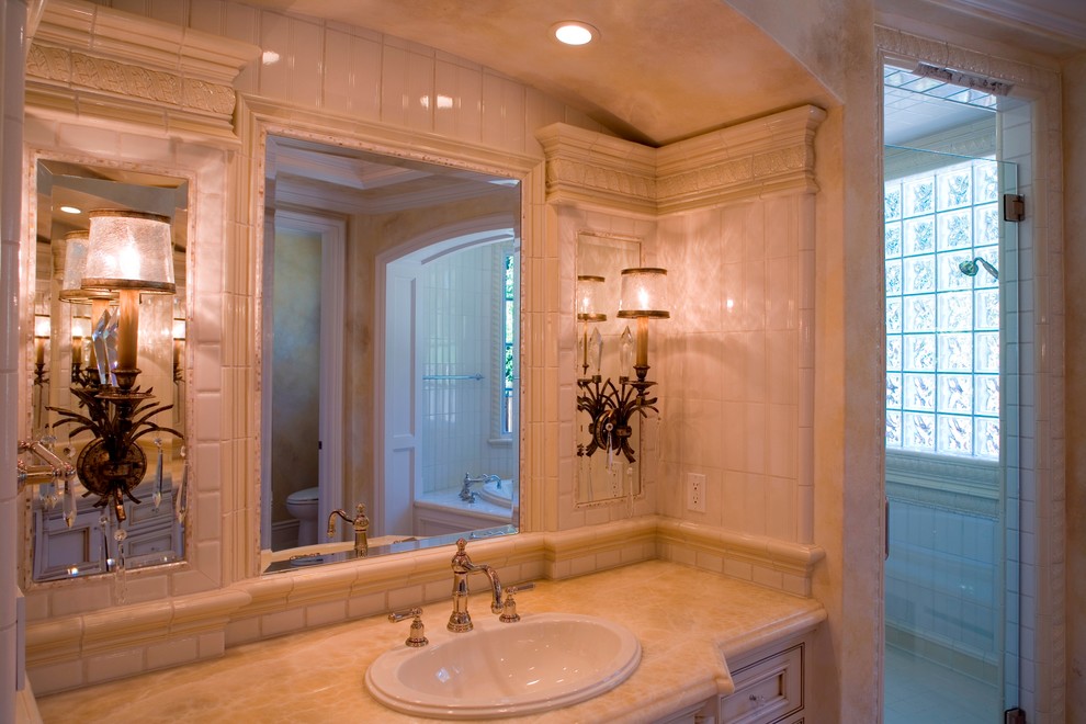 Источник вдохновения для домашнего уюта: ванная комната в классическом стиле с фасадами с утопленной филенкой, бежевыми фасадами, душем в нише и накладной раковиной
