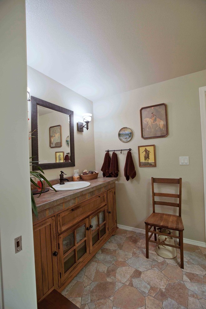 Cette photo montre une grande salle de bain principale chic en bois brun avec un lavabo encastré, un plan de toilette en granite, une douche à l'italienne, WC séparés, un carrelage marron, des carreaux de céramique et un sol en carrelage de céramique.
