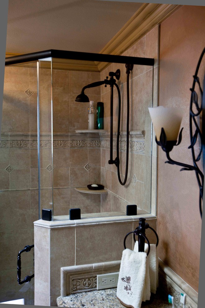 Inspiration för ett stort vintage en-suite badrum, med ett undermonterad handfat, skåp i mörkt trä, granitbänkskiva, en kantlös dusch, en toalettstol med separat cisternkåpa, brun kakel, keramikplattor och klinkergolv i keramik