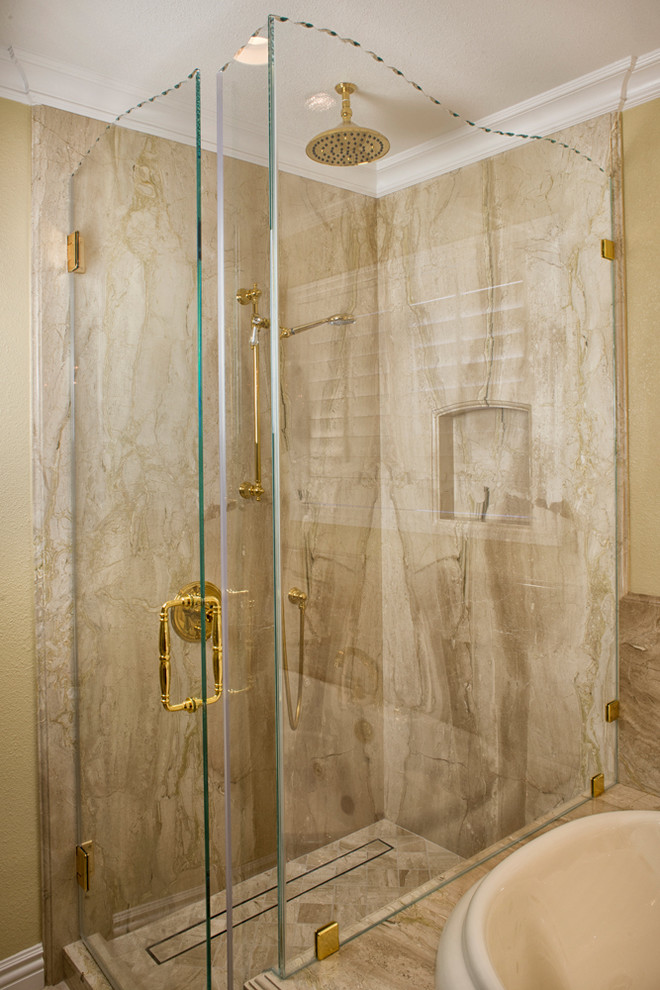 Inspiration pour une salle de bain principale traditionnelle en bois foncé avec un placard en trompe-l'oeil, un plan de toilette en marbre, une baignoire posée, une douche d'angle, un carrelage beige, un carrelage en pâte de verre, un mur beige et un sol en marbre.