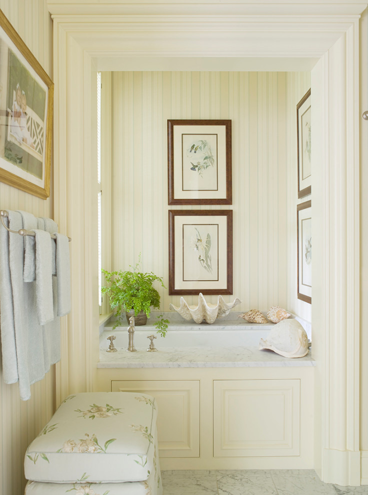 Exempel på ett maritimt en-suite badrum, med ett undermonterat badkar, beige väggar, marmorgolv och grått golv