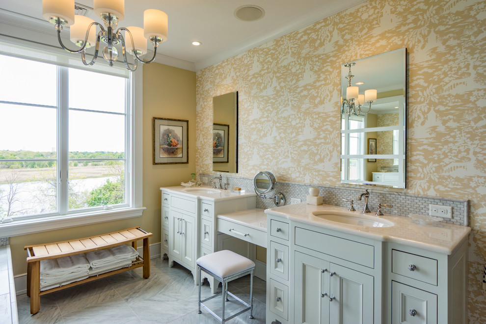 На фото: главная ванная комната в классическом стиле с фасадами с утопленной филенкой, белыми фасадами, желтыми стенами и врезной раковиной с