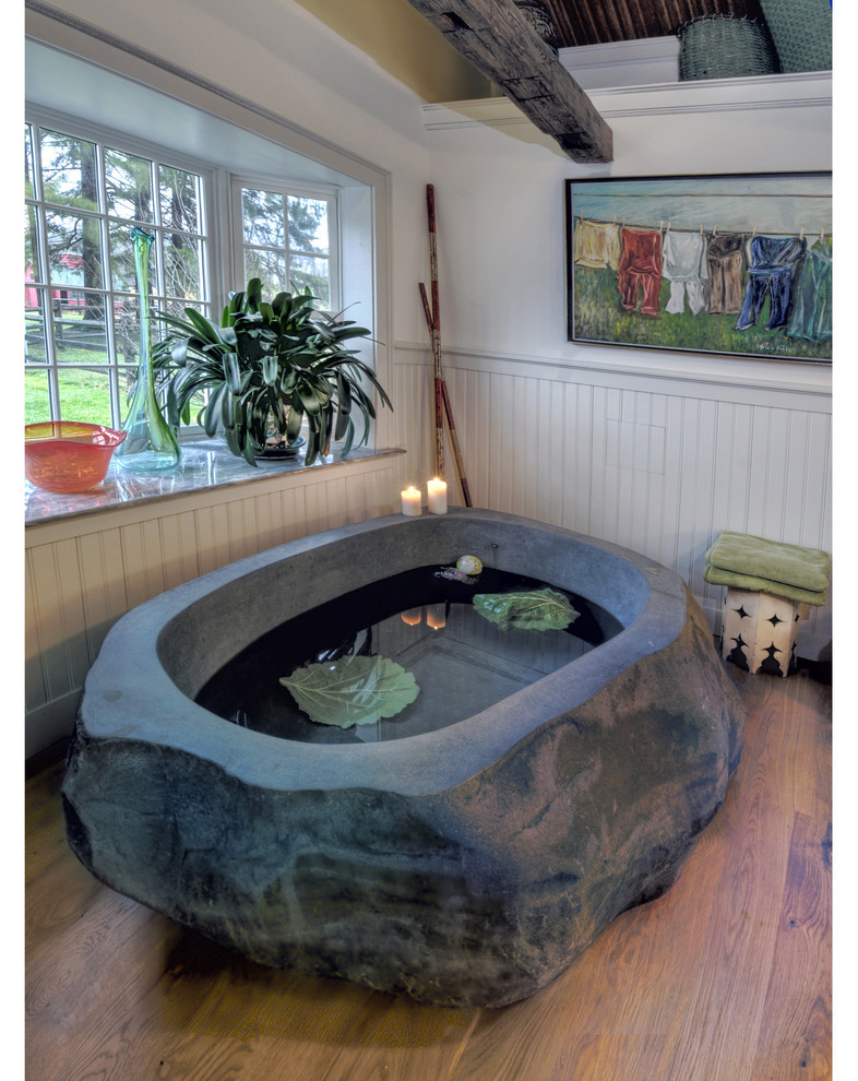 ブリッジポートにあるトラディショナルスタイルのおしゃれな浴室 (コンソール型シンク) の写真