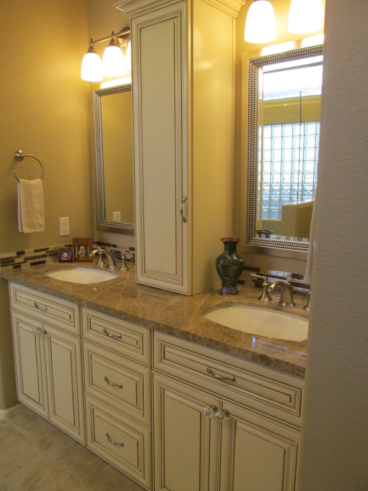 Inspiration för ett mellanstort vintage en-suite badrum, med ett undermonterad handfat, luckor med upphöjd panel, beige skåp, marmorbänkskiva, beige kakel, beige väggar och klinkergolv i keramik