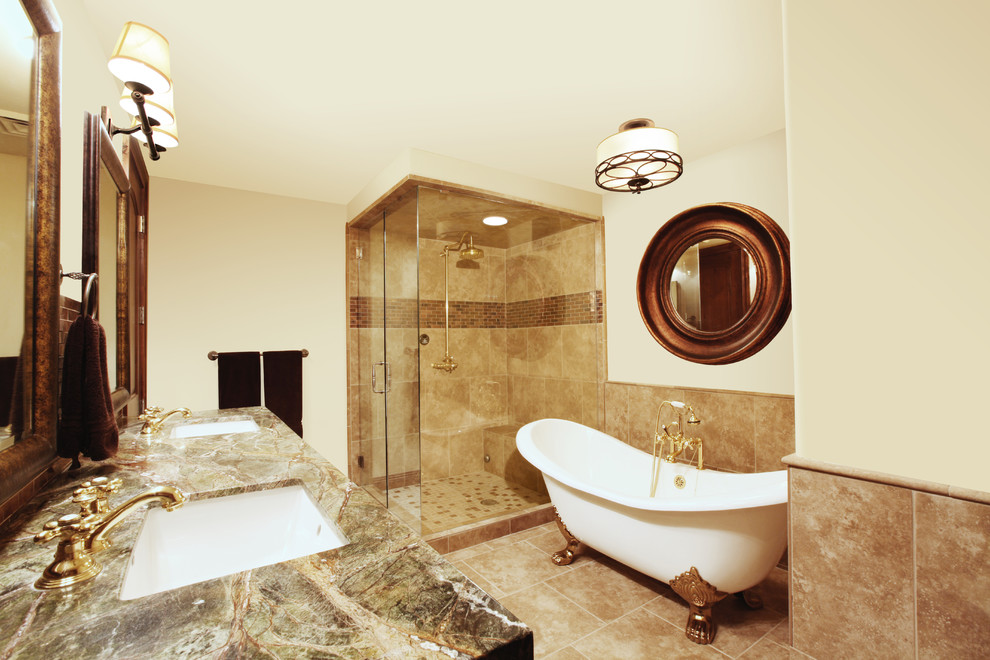 Пример оригинального дизайна: ванная комната: освещение в классическом стиле с ванной на ножках