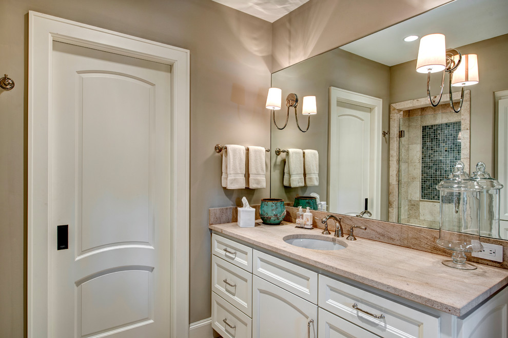 Diseño de cuarto de baño clásico con puertas de armario blancas, baldosas y/o azulejos beige, baldosas y/o azulejos azules, paredes grises, lavabo bajoencimera y armarios con paneles empotrados