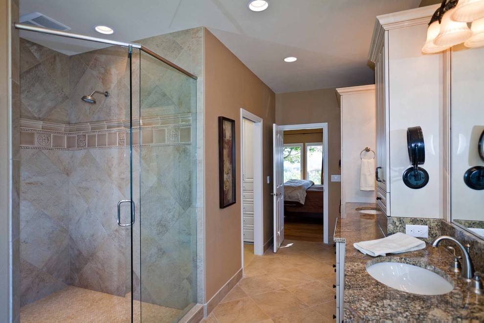 На фото: ванная комната в классическом стиле с столешницей из гранита с