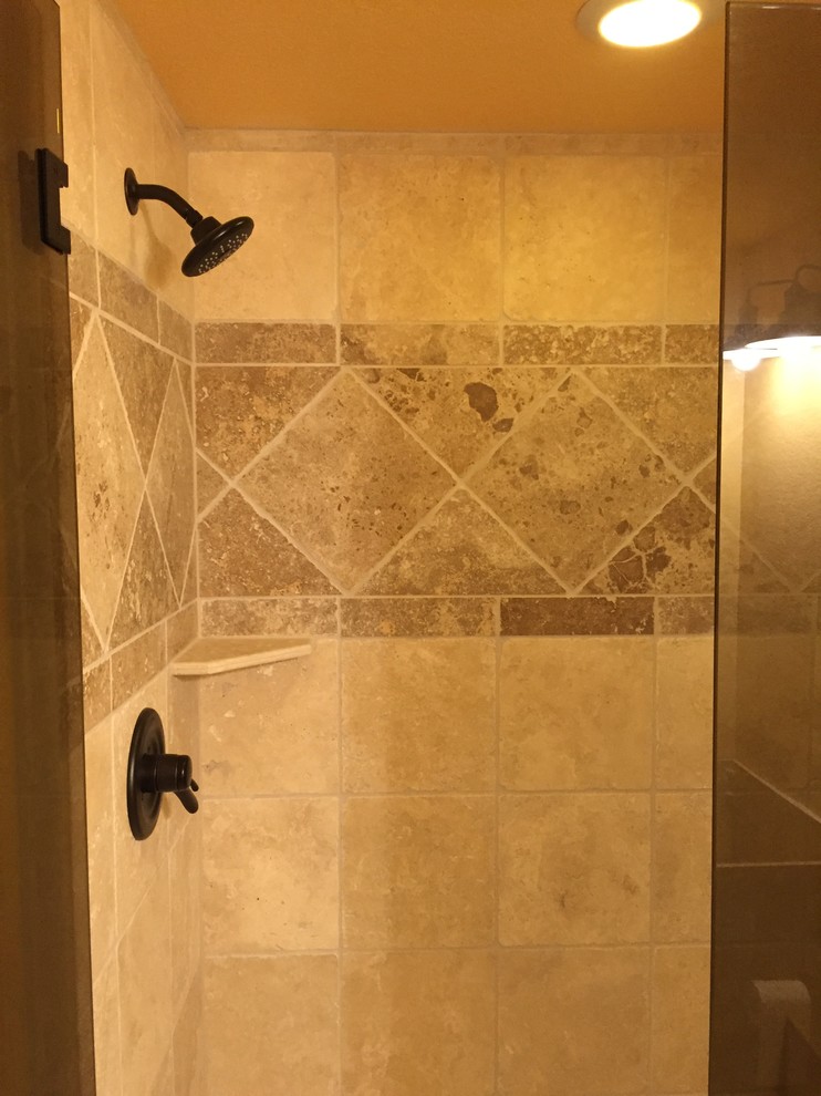 Idéer för mellanstora vintage badrum, med en dusch i en alkov, beige kakel, travertinkakel och beige väggar
