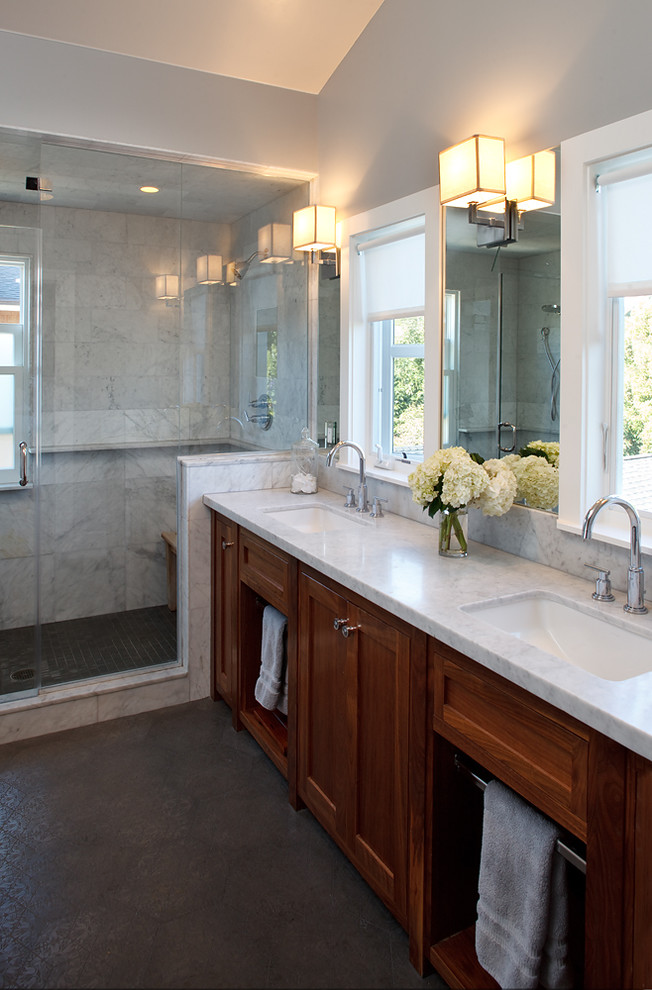 На фото: ванная комната: освещение в классическом стиле с врезной раковиной, фасадами в стиле шейкер, фасадами цвета дерева среднего тона, душем в нише и белой плиткой с