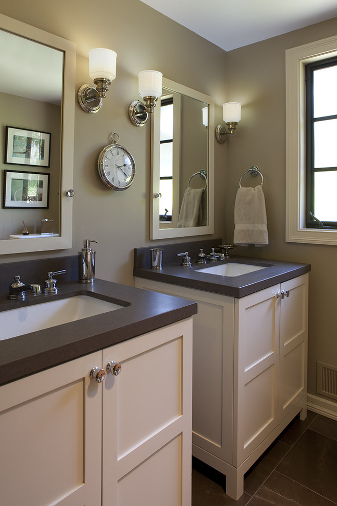 サンフランシスコにあるトラディショナルスタイルのおしゃれな浴室 (アンダーカウンター洗面器、シェーカースタイル扉のキャビネット、白いキャビネット、茶色いタイル) の写真