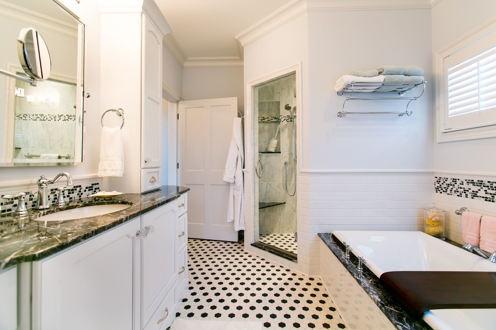Imagen de cuarto de baño azulejo de dos tonos tradicional con lavabo bajoencimera