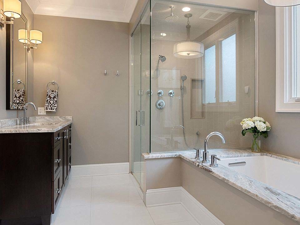 Bild på ett stort vintage vit vitt en-suite badrum, med släta luckor, bruna skåp, ett platsbyggt badkar, en dusch/badkar-kombination, grå kakel, keramikplattor, grå väggar, klinkergolv i keramik, ett konsol handfat, bänkskiva i kvarts, vitt golv och dusch med gångjärnsdörr