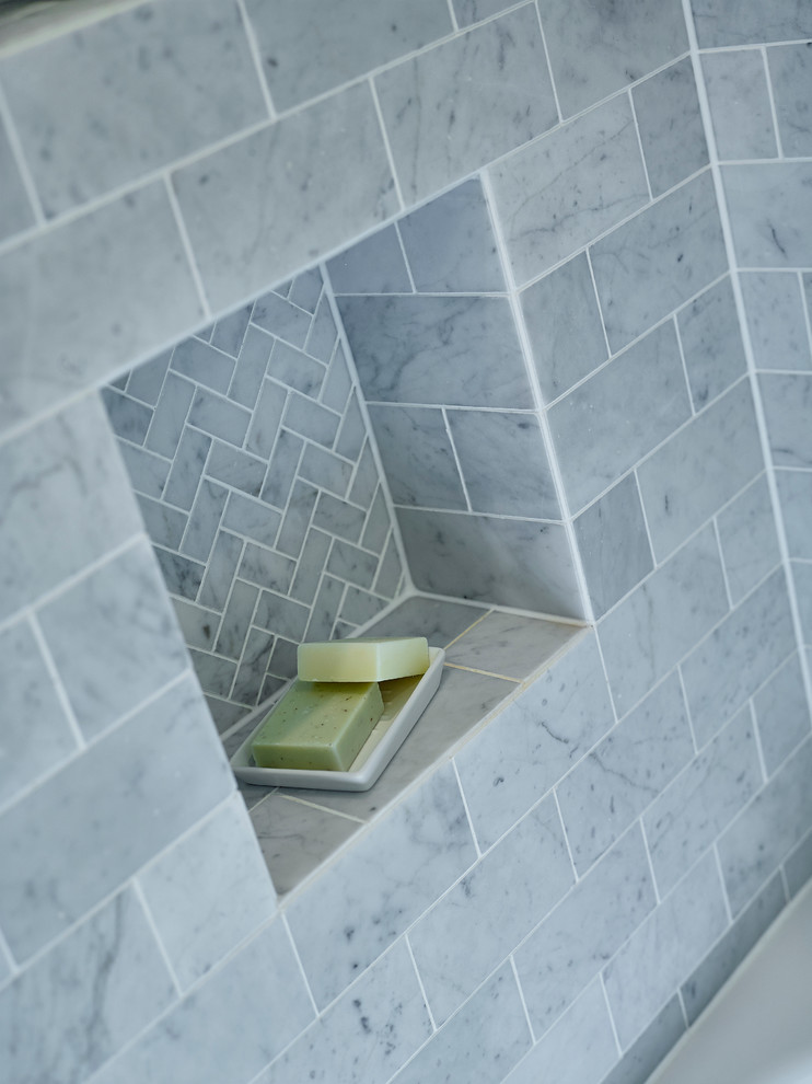 Ispirazione per una piccola stanza da bagno padronale classica con lavabo a colonna, vasca da incasso, vasca/doccia, WC monopezzo, piastrelle grigie e pareti grigie