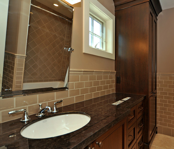 Источник вдохновения для домашнего уюта: ванная комната в классическом стиле с фасадами с декоративным кантом, темными деревянными фасадами, коричневой плиткой, плиткой кабанчик, коричневыми стенами, врезной раковиной и столешницей из гранита
