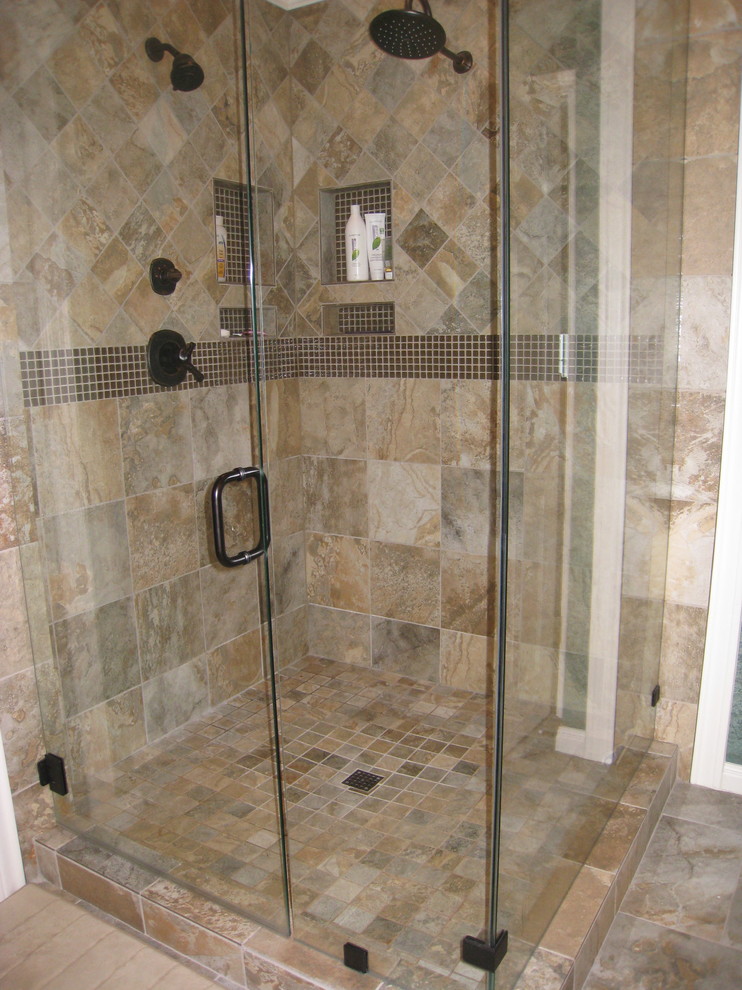 Exempel på ett mellanstort klassiskt en-suite badrum, med luckor med infälld panel, vita skåp, ett badkar i en alkov, blå väggar, klinkergolv i keramik, ett undermonterad handfat och bänkskiva i kalksten