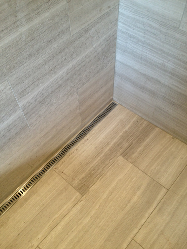 Klassisk inredning av ett badrum, med en öppen dusch