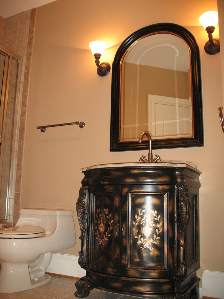 Idéer för små vintage badrum med dusch, med möbel-liknande, skåp i mörkt trä, ett badkar i en alkov, en dusch/badkar-kombination, en toalettstol med hel cisternkåpa, beige väggar, klinkergolv i keramik, ett undermonterad handfat, beiget golv och dusch med skjutdörr