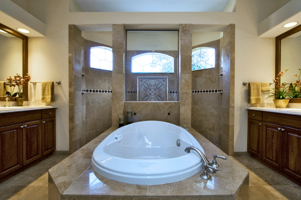 Großes Klassisches Badezimmer En Suite mit Unterbauwaschbecken, profilierten Schrankfronten, dunklen Holzschränken, Granit-Waschbecken/Waschtisch, bodengleicher Dusche, Keramikfliesen, beiger Wandfarbe, Keramikboden und Einbaubadewanne in Tampa