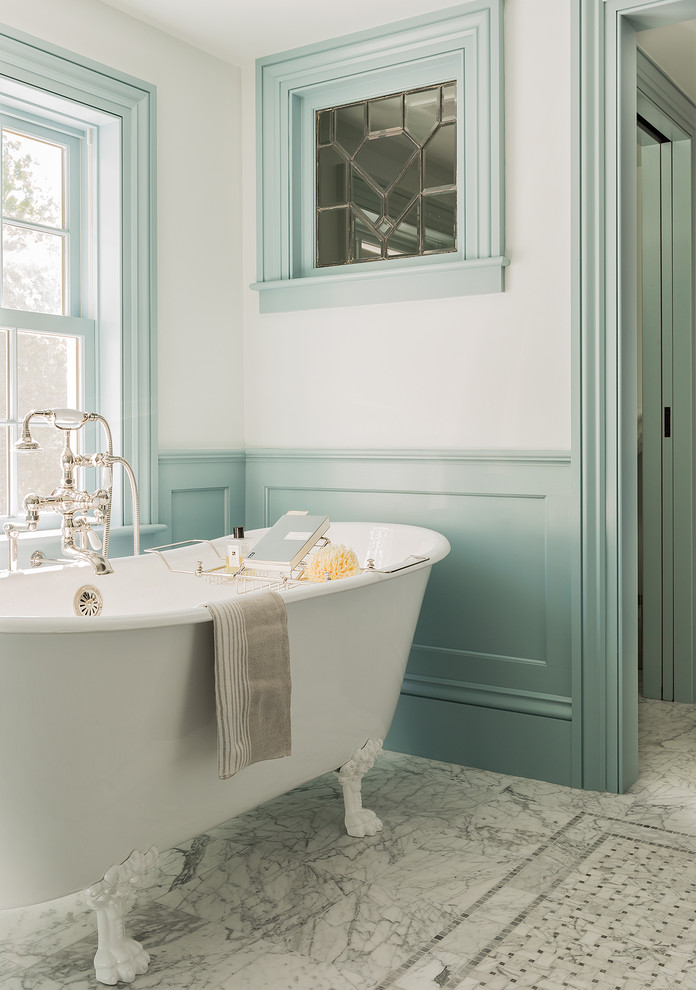 Klassisches Badezimmer En Suite mit Löwenfuß-Badewanne, Marmorboden und bunten Wänden in Boston