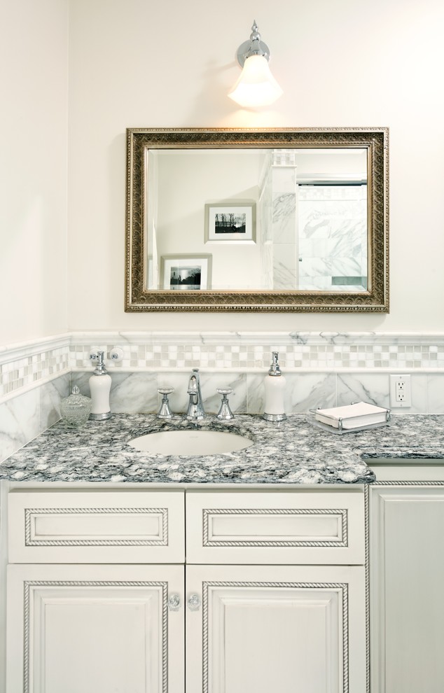 ワシントンD.C.にあるトラディショナルスタイルのおしゃれな浴室 (御影石の洗面台、モザイクタイル、アンダーカウンター洗面器) の写真