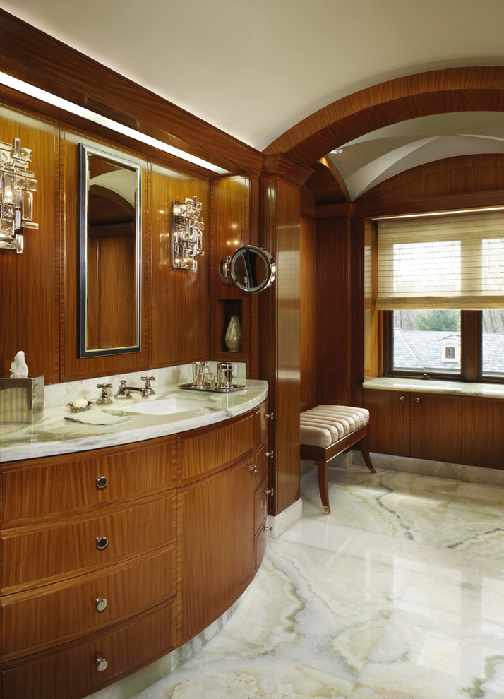 Imagen de cuarto de baño clásico con lavabo bajoencimera