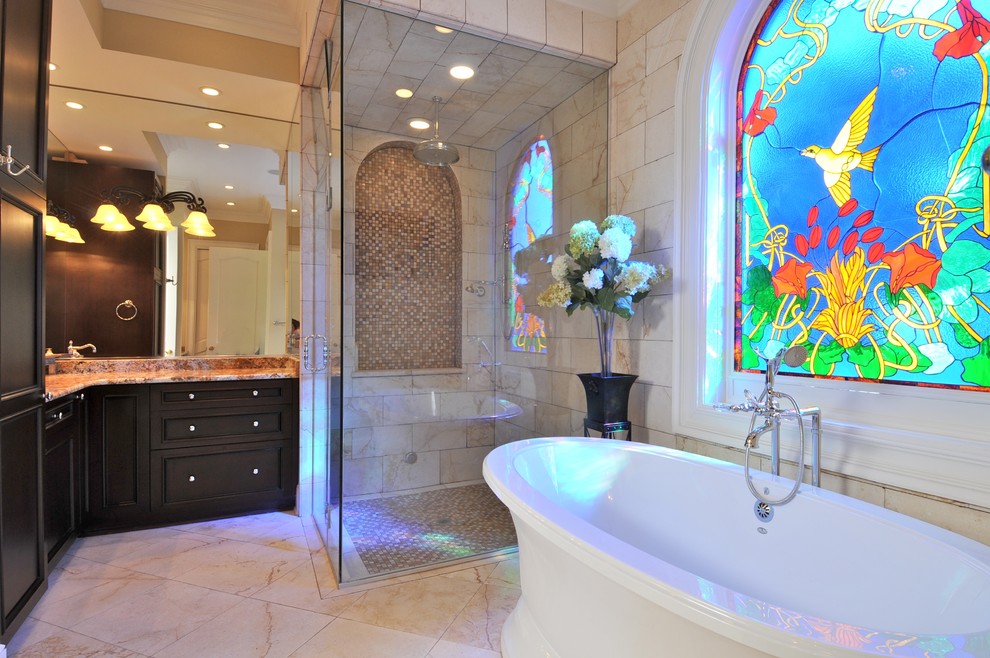 Diseño de cuarto de baño clásico con bañera exenta