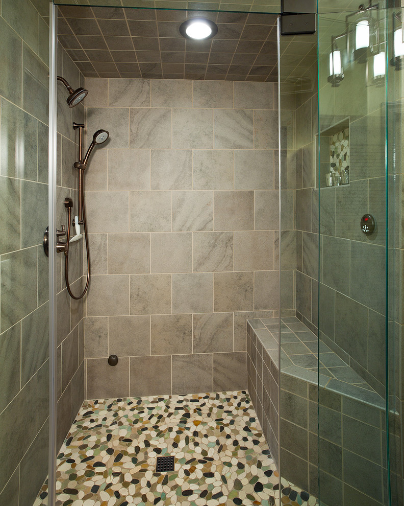 Exemple d'une grande salle de bain principale chic avec une douche à l'italienne, un carrelage multicolore, une plaque de galets, un placard à porte persienne, des portes de placard beiges, un mur beige, un sol en ardoise, un lavabo encastré et un plan de toilette en quartz.