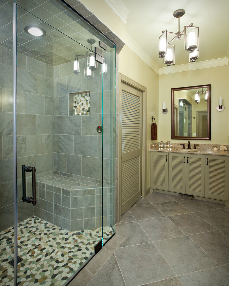 Cette photo montre une grande douche en alcôve principale chic avec un plan de toilette en quartz, un carrelage gris, un placard à porte persienne, des portes de placard beiges, un carrelage de pierre, un mur beige, un sol en ardoise et un lavabo encastré.