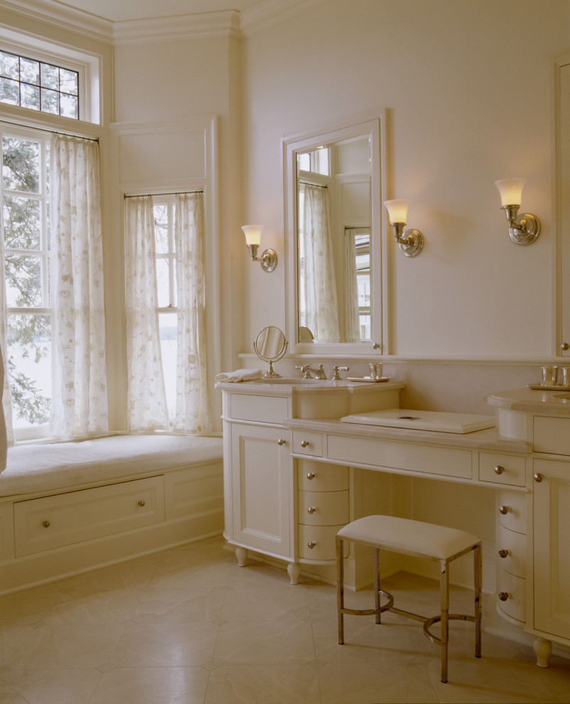 Foto di una stanza da bagno tradizionale con lavabo da incasso, ante beige e piastrelle beige