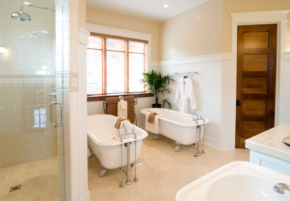Diseño de cuarto de baño tradicional con bañera exenta, ducha empotrada, baldosas y/o azulejos blancos y baldosas y/o azulejos de cemento