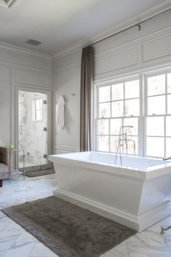 Klassisches Badezimmer mit freistehender Badewanne, Duschnische und weißer Wandfarbe in Los Angeles
