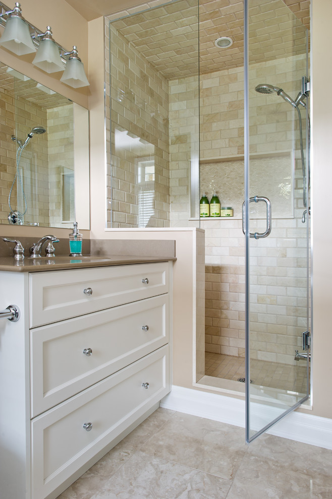 Свежая идея для дизайна: ванная комната в классическом стиле с врезной раковиной, белыми фасадами, душем в нише, бежевой плиткой и нишей - отличное фото интерьера