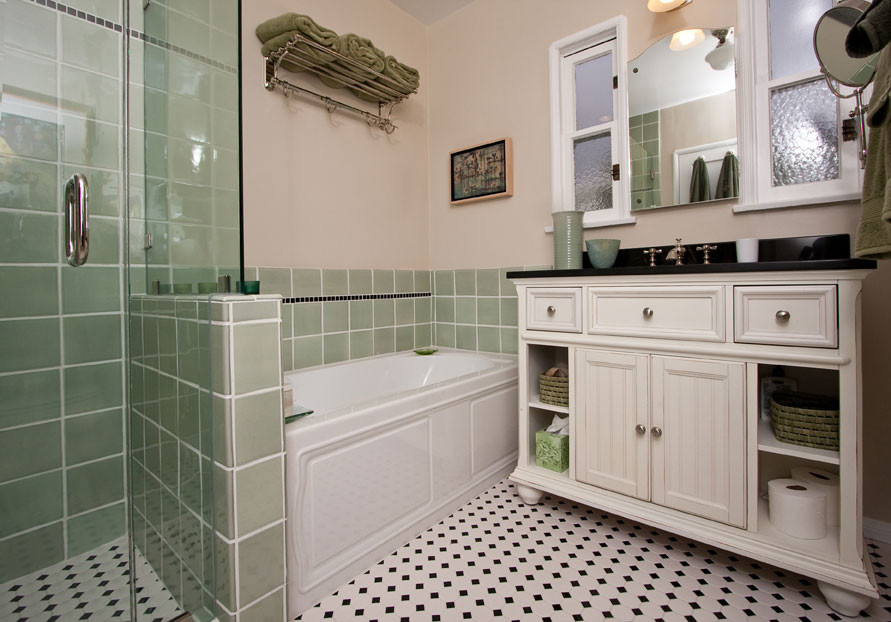 Klassisches Badezimmer mit Unterbauwaschbecken, Kassettenfronten, weißen Schränken, Badewanne in Nische, grünen Fliesen, Keramikfliesen, weißer Wandfarbe und Mosaik-Bodenfliesen in Los Angeles