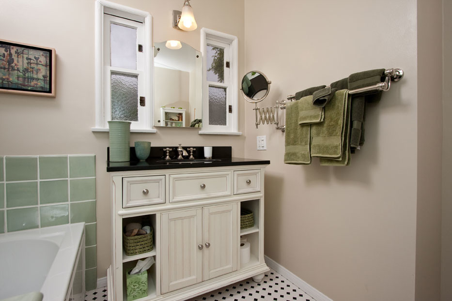 На фото: ванная комната в классическом стиле с врезной раковиной, фасадами с декоративным кантом, белыми фасадами, ванной в нише, зеленой плиткой, керамической плиткой, белыми стенами и полом из мозаичной плитки с