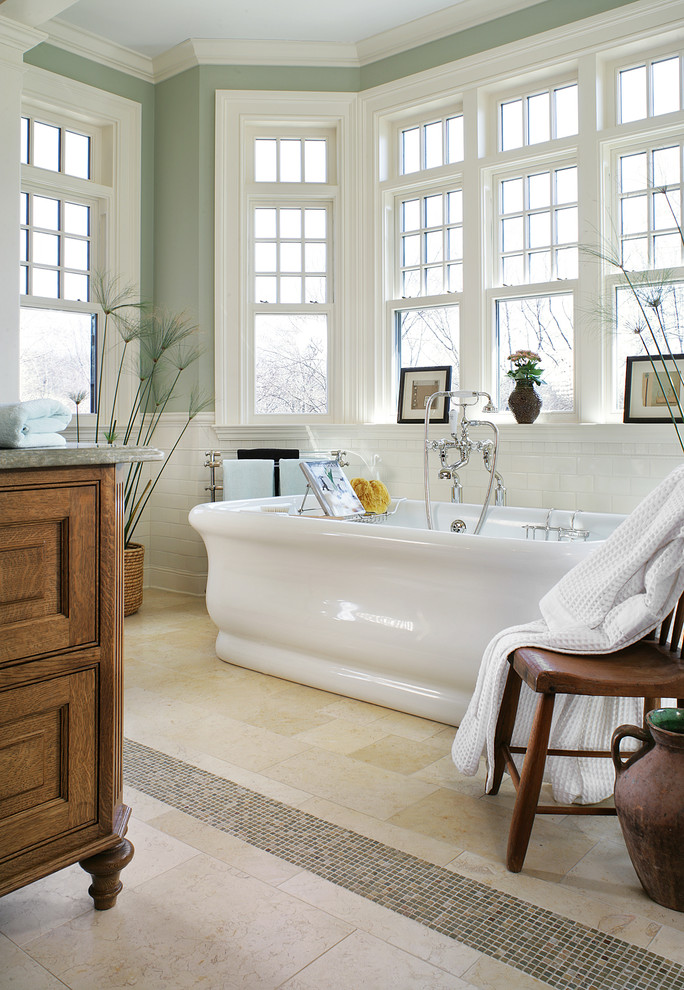 Inspiration för ett stort vintage grön grönt en-suite badrum, med ett fristående badkar, grön kakel, vit kakel, gröna väggar, kalkstensgolv, granitbänkskiva, skåp i mörkt trä, tunnelbanekakel, beiget golv och luckor med profilerade fronter