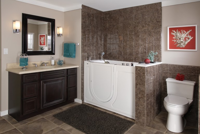 Idéer för att renovera ett mellanstort vintage beige beige en-suite badrum, med luckor med upphöjd panel, skåp i mörkt trä, en toalettstol med separat cisternkåpa, brun kakel, keramikplattor, beige väggar, klinkergolv i keramik, ett undermonterad handfat och brunt golv