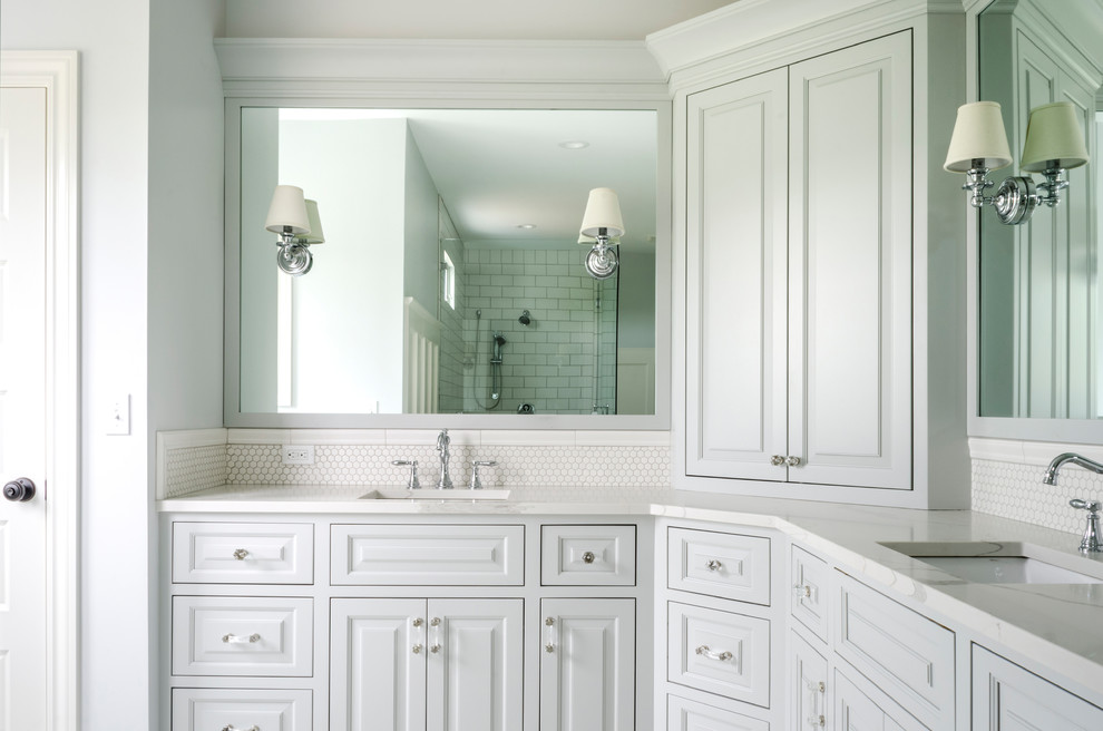 На фото: большая главная ванная комната в классическом стиле с фасадами с выступающей филенкой, белыми фасадами, белой плиткой, плиткой мозаикой, серыми стенами, врезной раковиной и столешницей из кварцита с