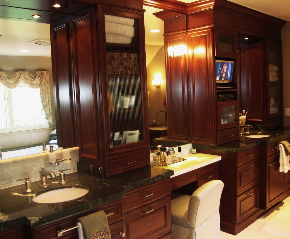 Inspiration för ett stort vintage en-suite badrum, med ett undermonterad handfat, luckor med upphöjd panel, skåp i mörkt trä och vitt golv