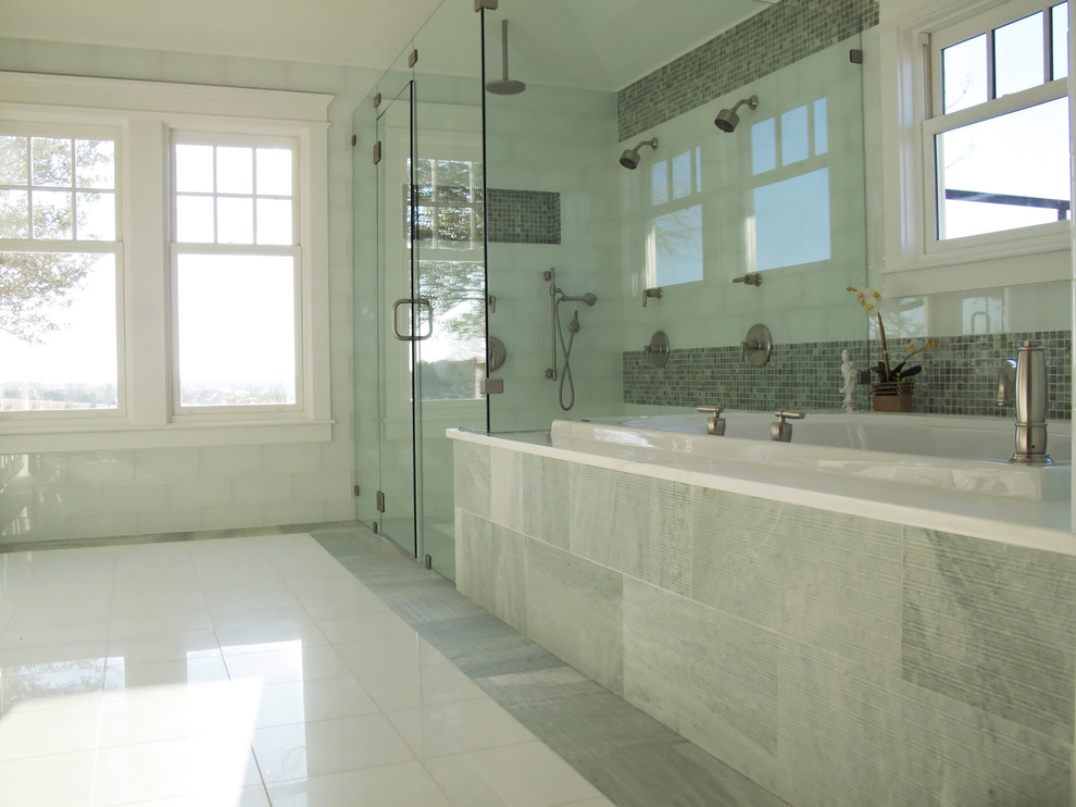 Diseño de cuarto de baño rectangular tradicional con baldosas y/o azulejos en mosaico